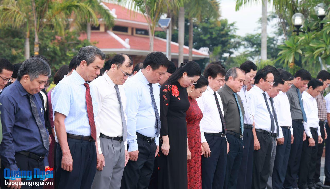 Lãnh đạo tỉnh viếng Nghĩa trang Liệt sĩ tỉnh