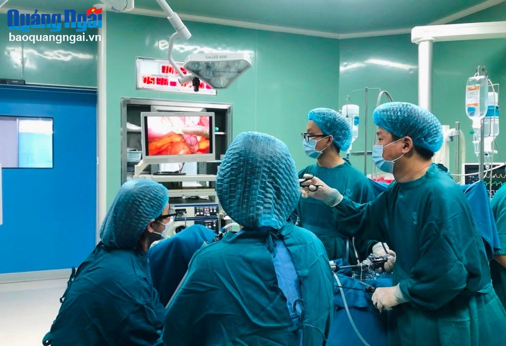 Buồng trứng bị xoắn 2 vòng do u nang