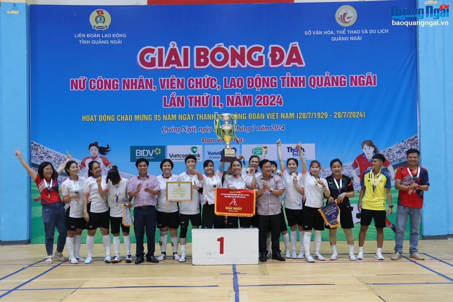 Đội bóng nữ Công đoàn KKT Dung Quất và các KCN tỉnh giành chức vô địch