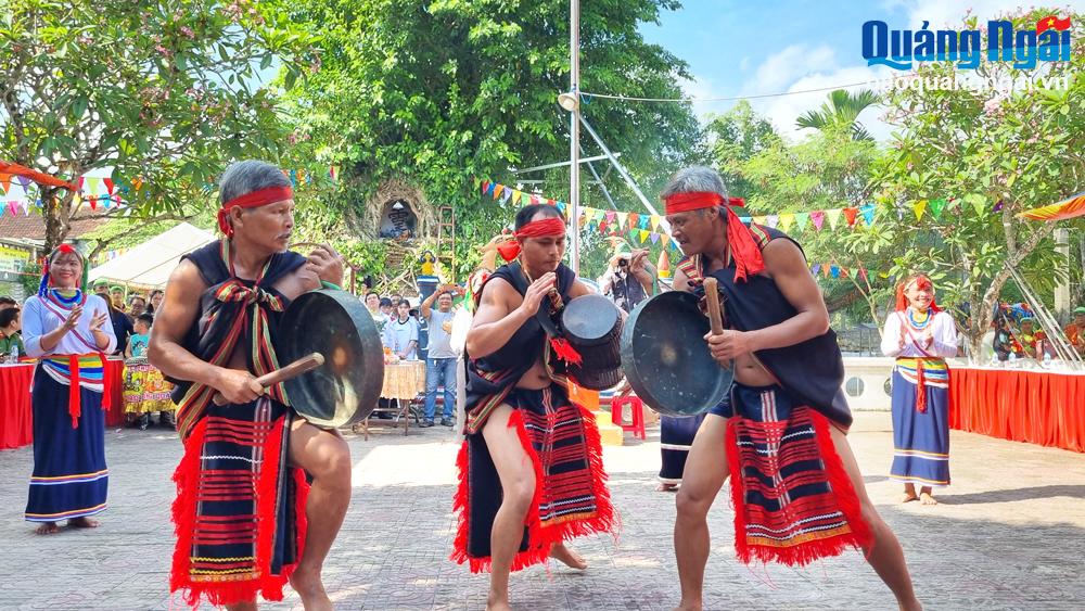 Độc đáo nghệ thuật diễn xướng dân gian 