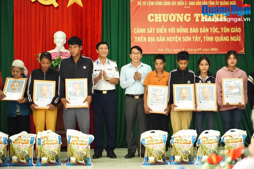 Trao 60 suất quà cho hộ gia đình đồng bào dân tộc, tôn giáo