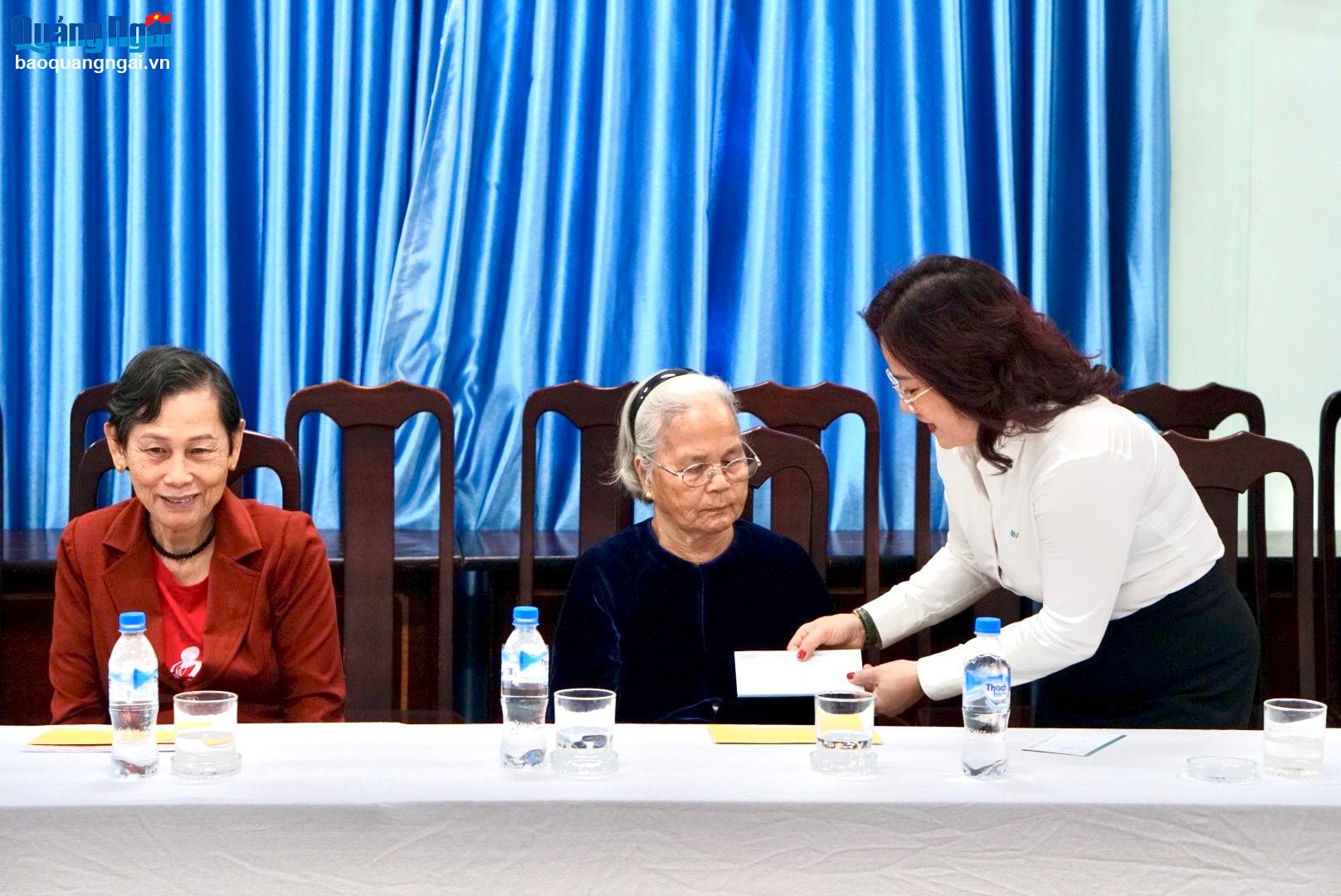 BIDV Quảng Ngãi tặng quà cho người có công