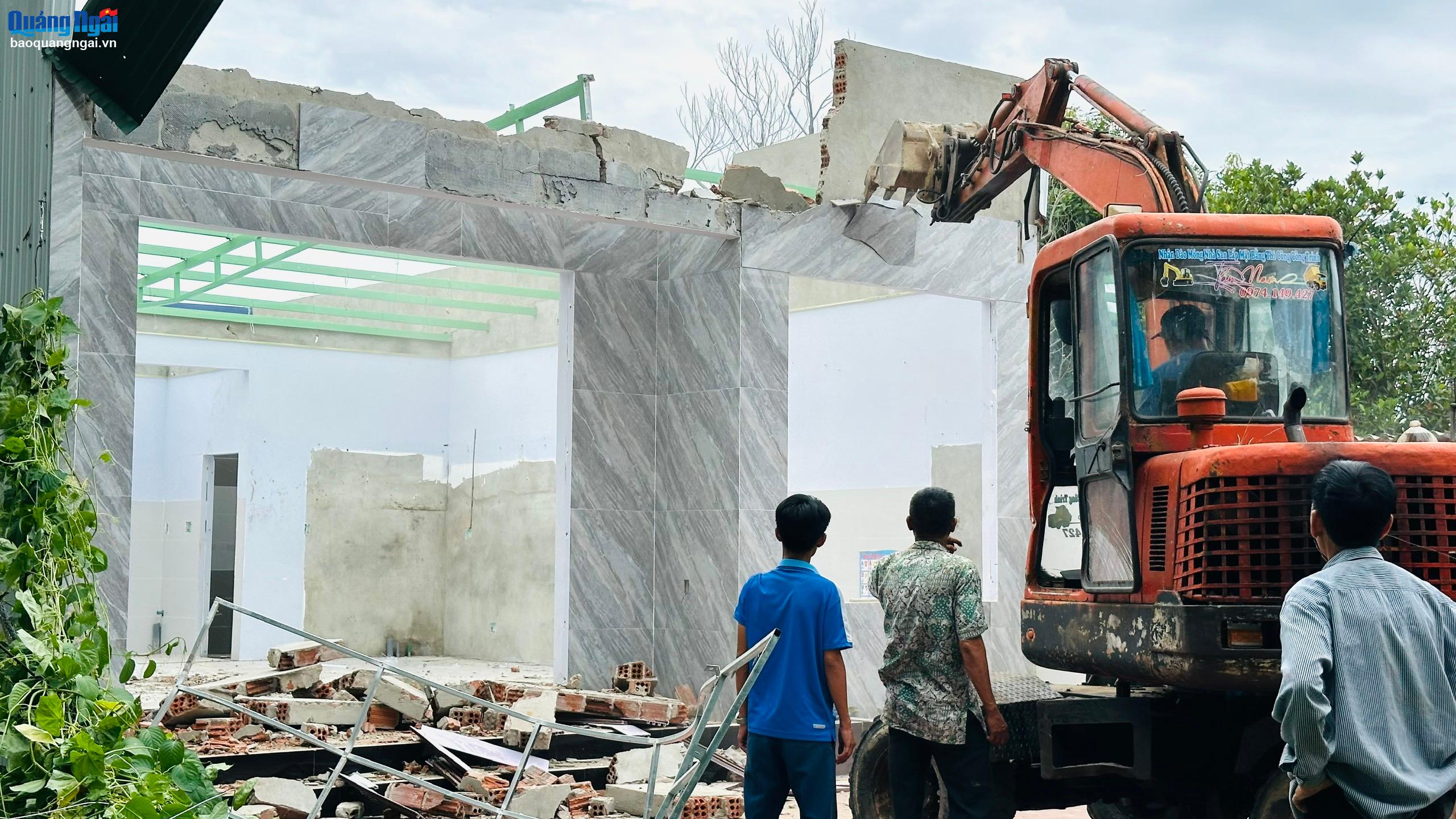 Hộ dân tự nguyện tháo dỡ công trình nhà ở trái phép