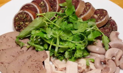 Mắc liên cầu khuẩn sau khi ăn lòng lợn, không ăn tiết canh, vì sao?