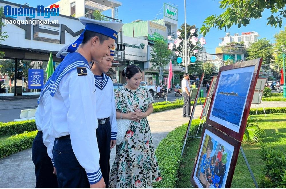 Triển lãm ảnh “Hoàng Sa - Trường Sa trong lòng Quảng Ngãi”