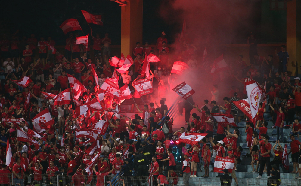 CLB Hải Phòng bị phạt nặng, cổ động viên bị cấm đến sân vì pháo sáng