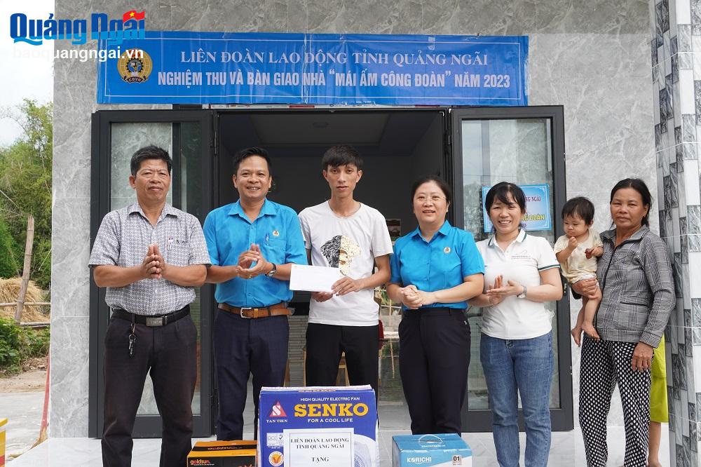 Trao nhà “Mái ấm Công đoàn