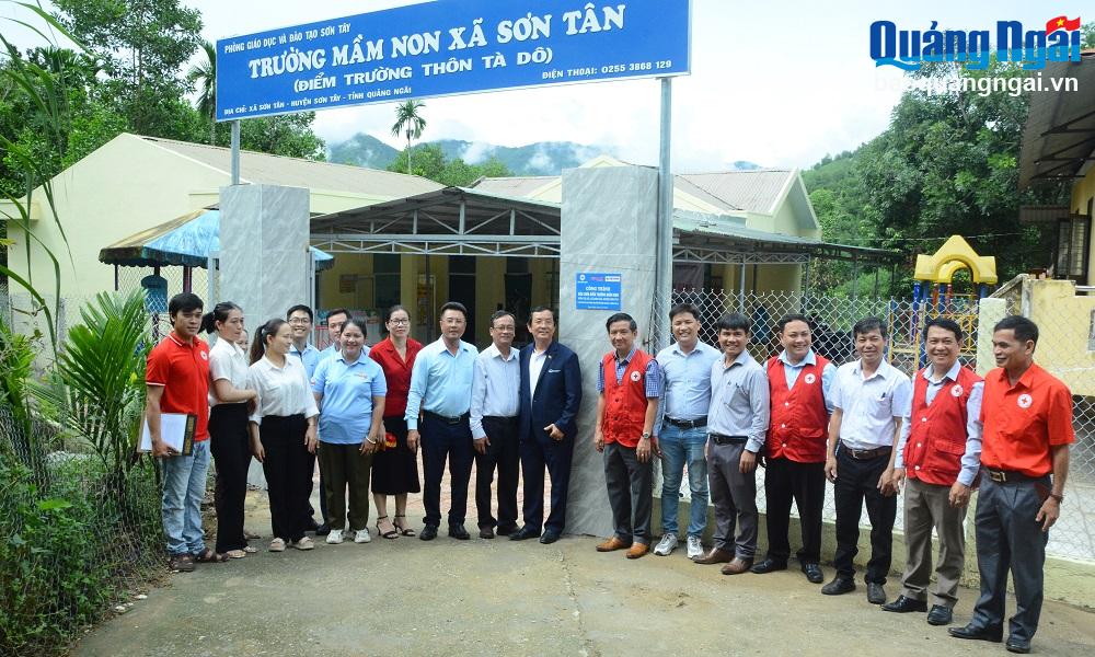 Bàn giao công trình sửa chữa điểm Trường Mầm non thôn Tà Dô, xã Sơn Tân