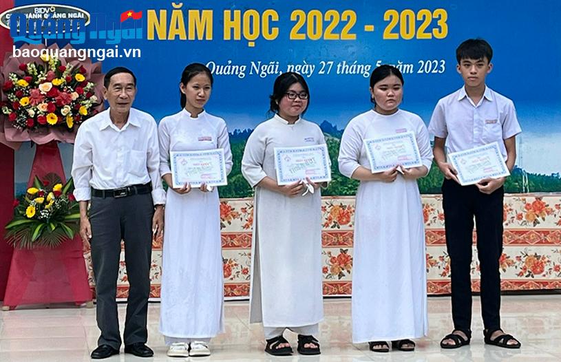 Quỹ Khuyến học Thiên Bút: Tiếp sức cho học sinh nghèo