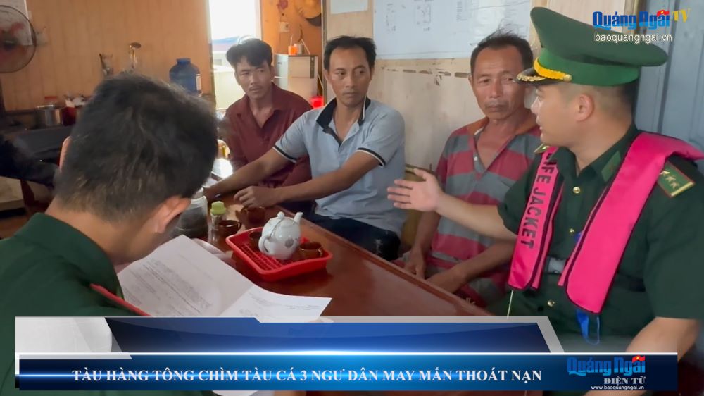 Video: Tàu hàng tông chìm tàu cá, 3 ngư dân may mắn thoát nạn