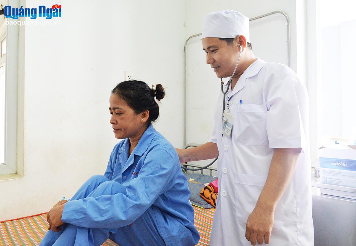 Khen thưởng 3 y, bác sĩ cứu bệnh nhân qua cơn nguy kịch