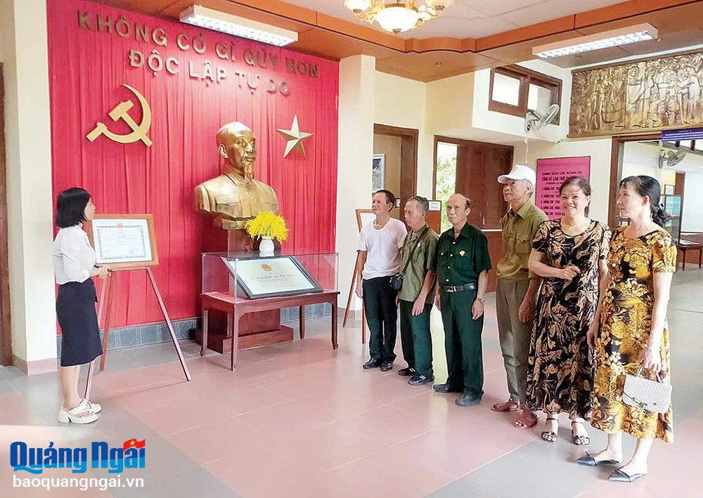 Màu cờ và tiếng hát