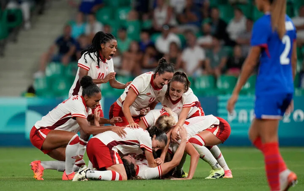 Bị trừ 6 điểm, tuyển nữ Canada vẫn vào tứ kết Olympic