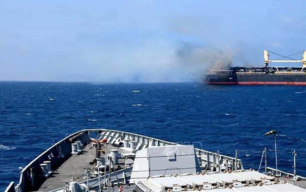 Houthi tấn công tàu chiến Mỹ ở Vịnh Aden