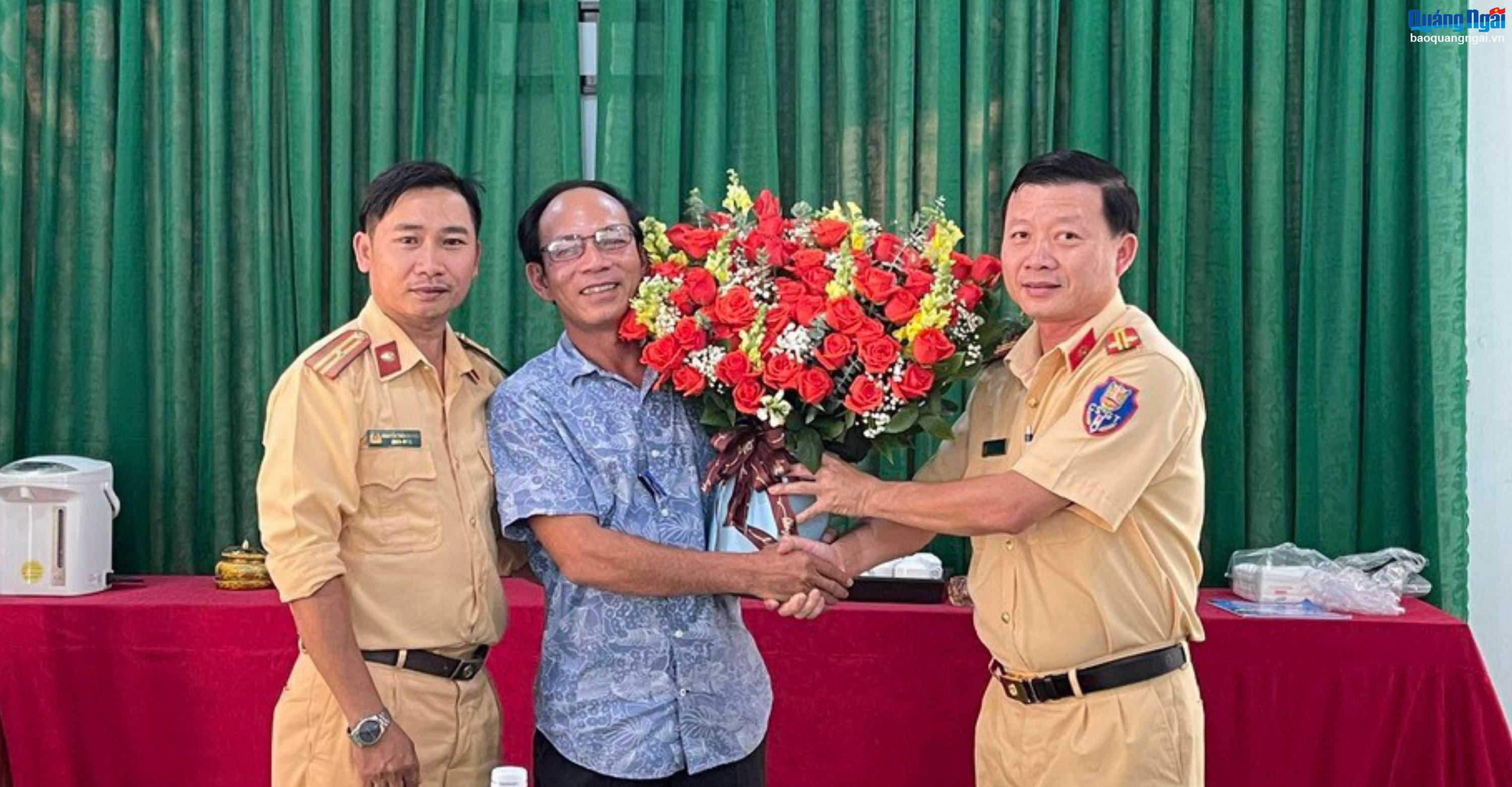 Người dân viết thư cảm ơn cảnh sát giao thông