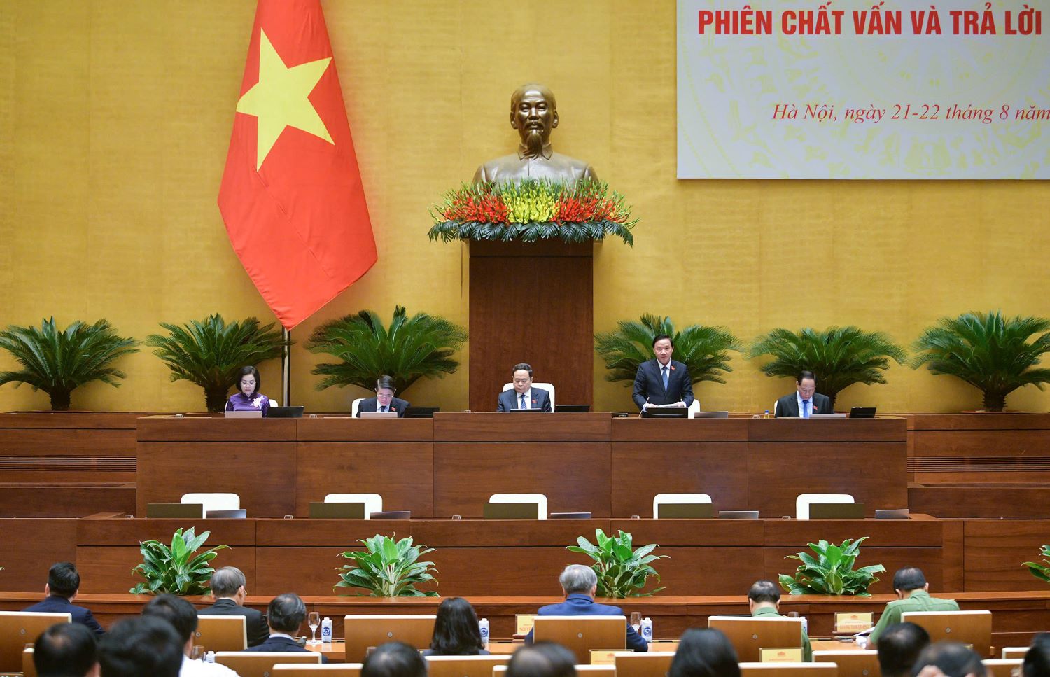 Nhiều ý kiến chất vấn thẳng thắn, thiết thực