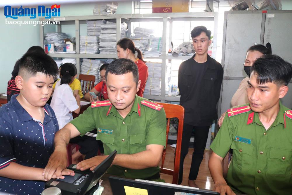 Xứng đáng với niềm tin yêu của nhân dân