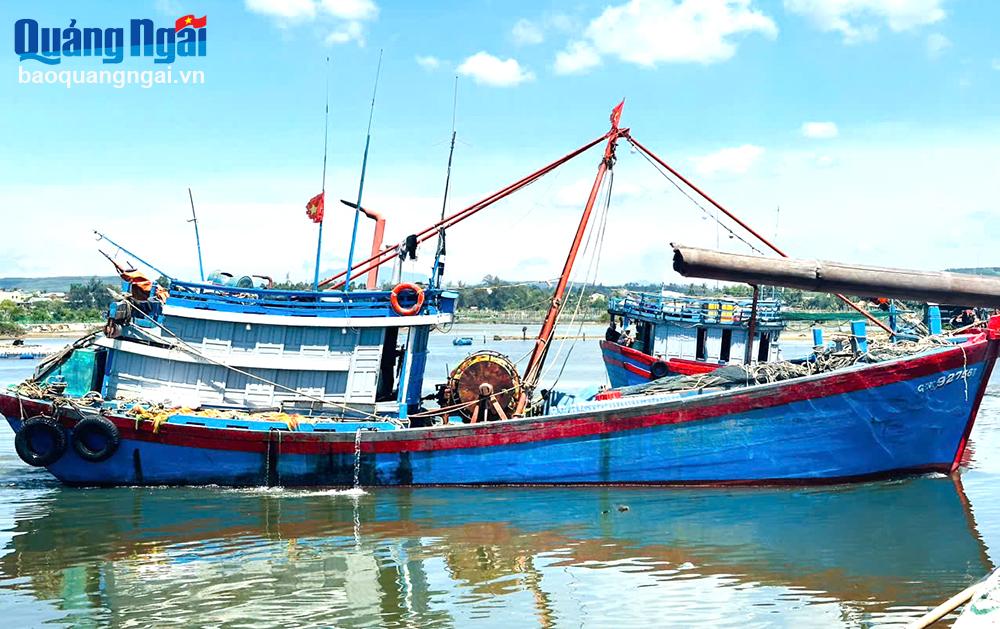 Mất kết nối mạng viễn thông: Ngư dân gặp khó 