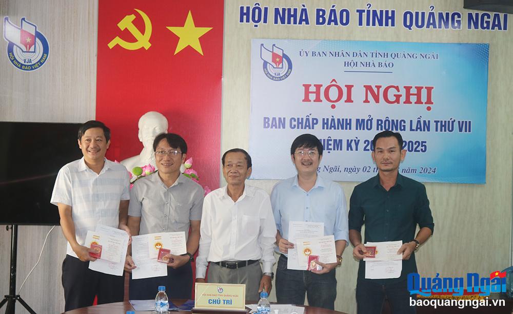 Trao kỷ niệm chương Vì sự nghiệp báo chí Việt Nam cho 4 hội viên