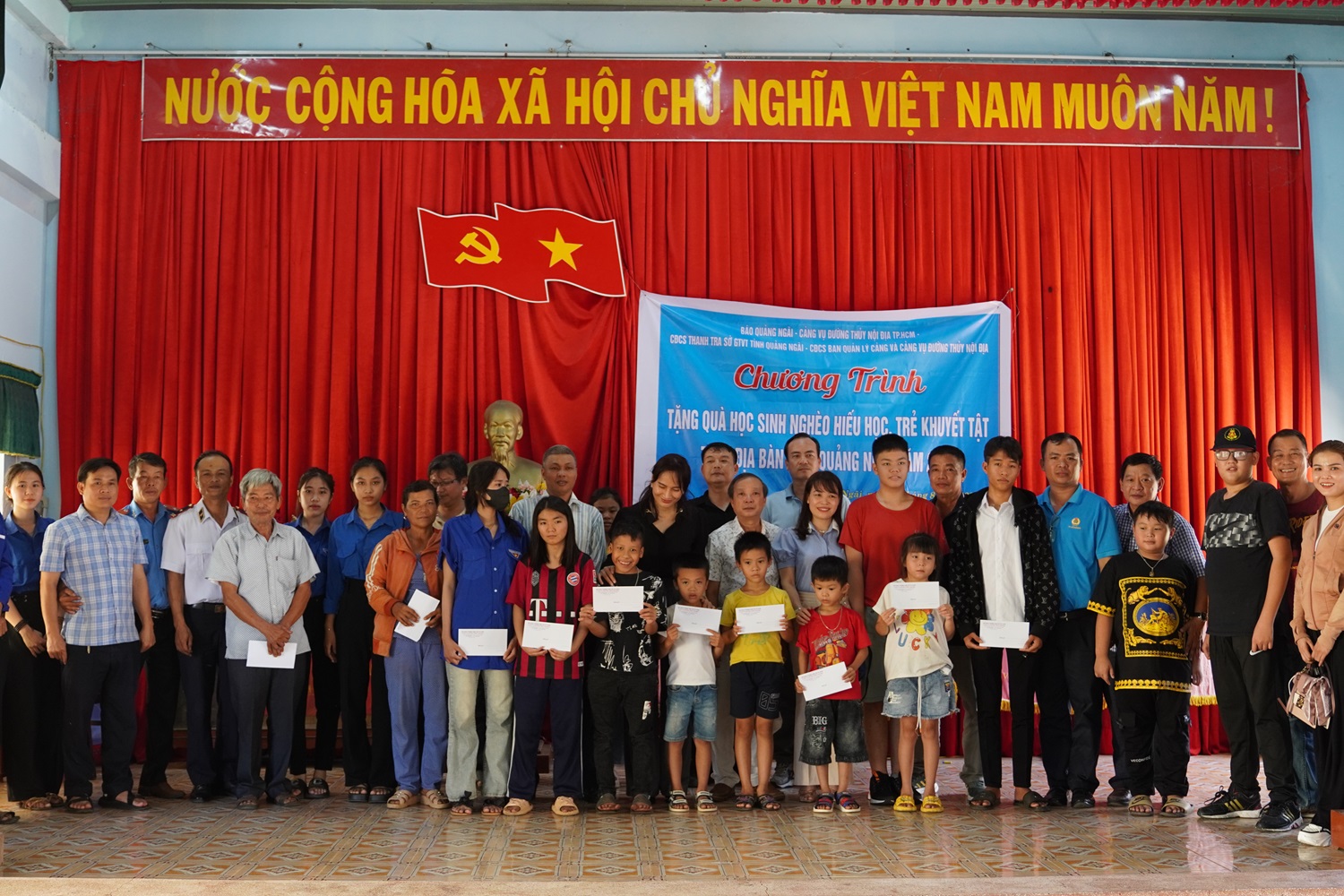 Tặng quà cho học sinh nghèo huyện Bình Sơn