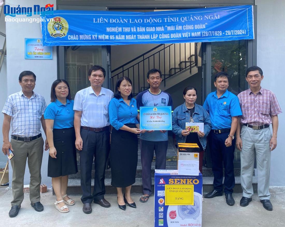 Bàn giao nhà “Mái ấm Công đoàn” cho đoàn viên