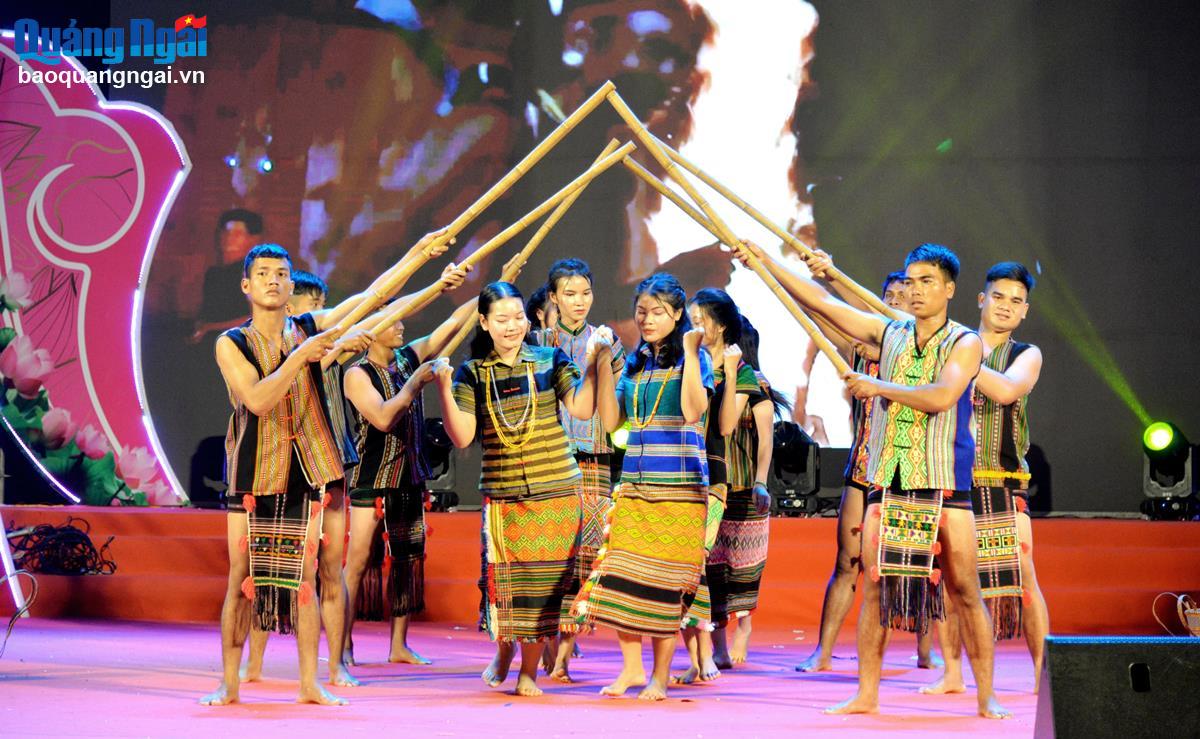 Trình diễn dân ca, dân vũ và trang phục truyền thống