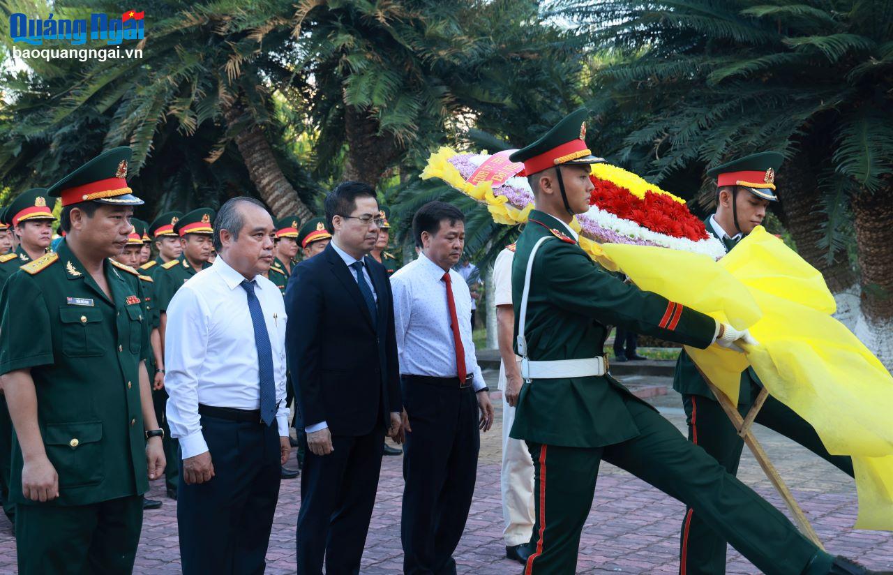 Đoàn đại biểu Đại hội thi đua Quyết thắng LLVT tỉnh dâng hương, tưởng niệm các Anh hùng liệt sĩ