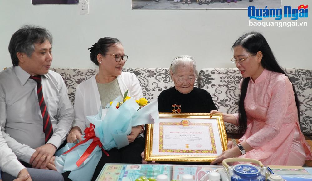 Bí thư Tỉnh ủy Bùi Thị Quỳnh Vân trao Huy hiệu 80 năm tuổi Đảng cho đảng viên lão thành