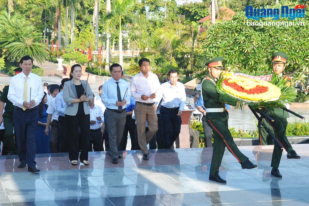 Đoàn đại biểu dự Đại hội đại biểu Mặt trận Tổ quốc Việt Nam tỉnh viếng nghĩa trang liệt sĩ