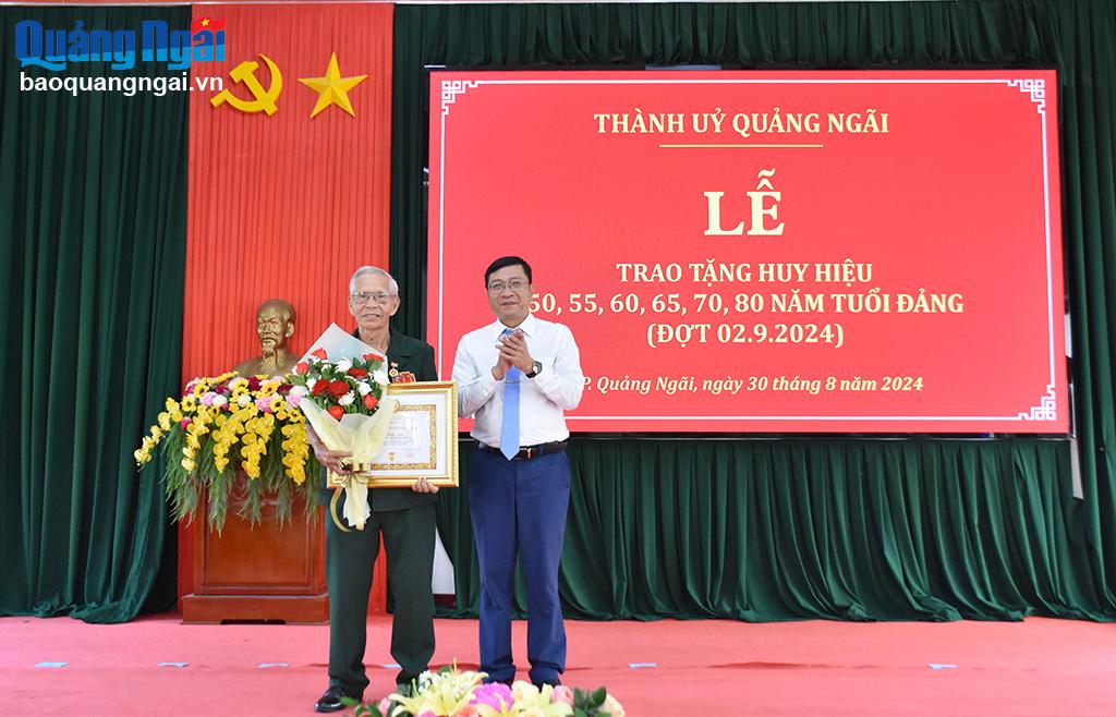 Thành ủy Quảng Ngãi trao Huy hiệu Đảng cho đảng viên