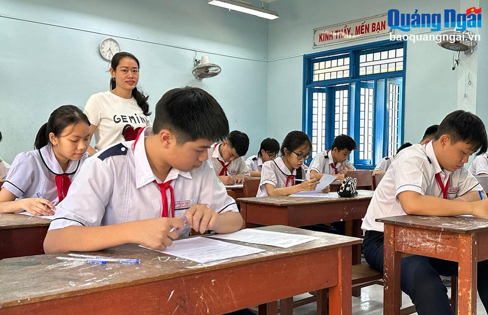 Học sinh tựu trường vào ngày 29/8