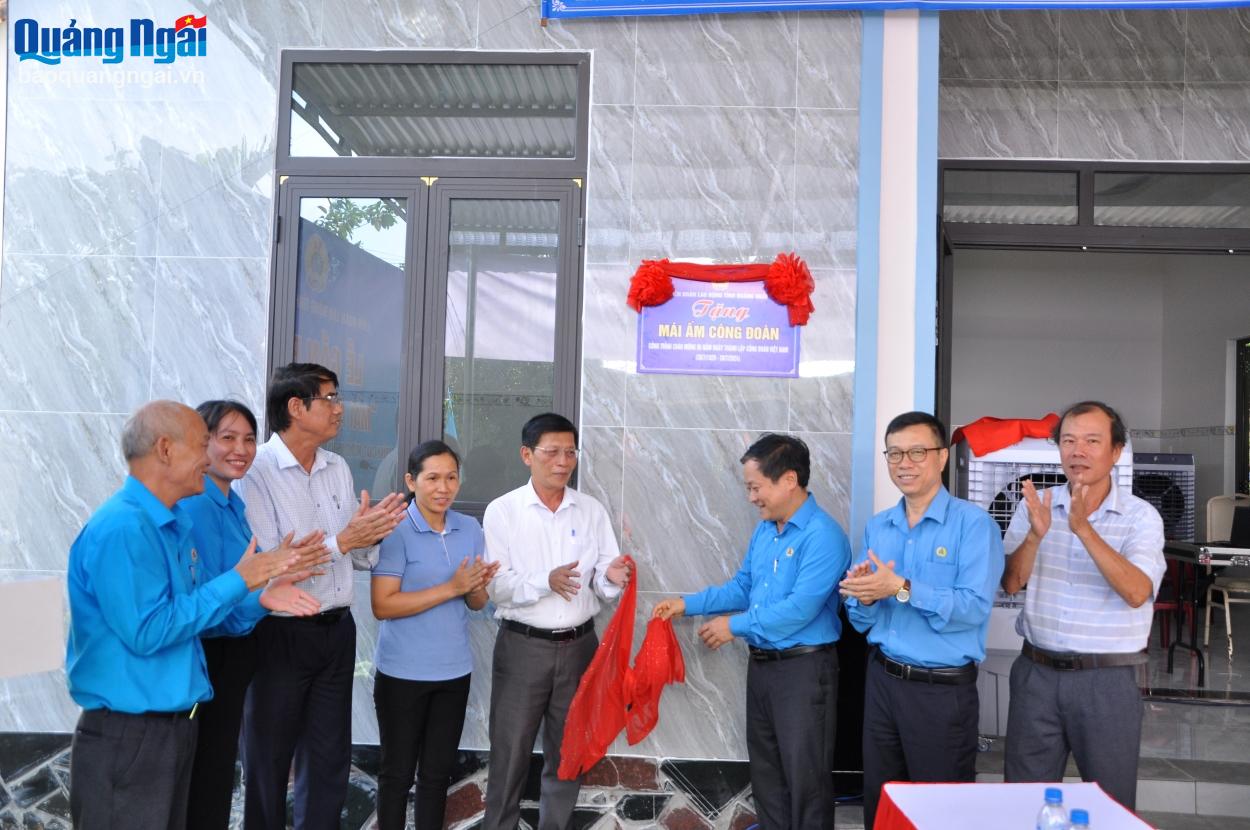 Lễ gắn biển nhà ở “ Mái ấm Công đoàn”