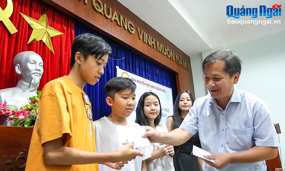 Báo Quảng Ngãi khen thưởng cho con cán bộ, viên chức, người lao động