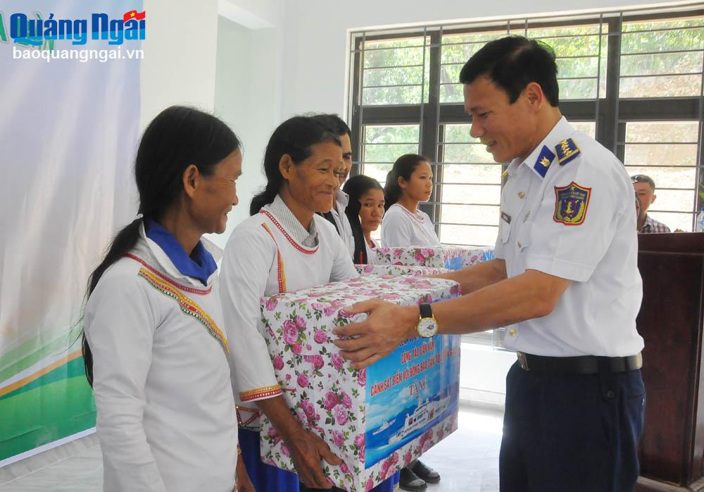 Cảnh sát biển tặng quà cho đồng bào dân tộc, tôn giáo ở Trà Bồng