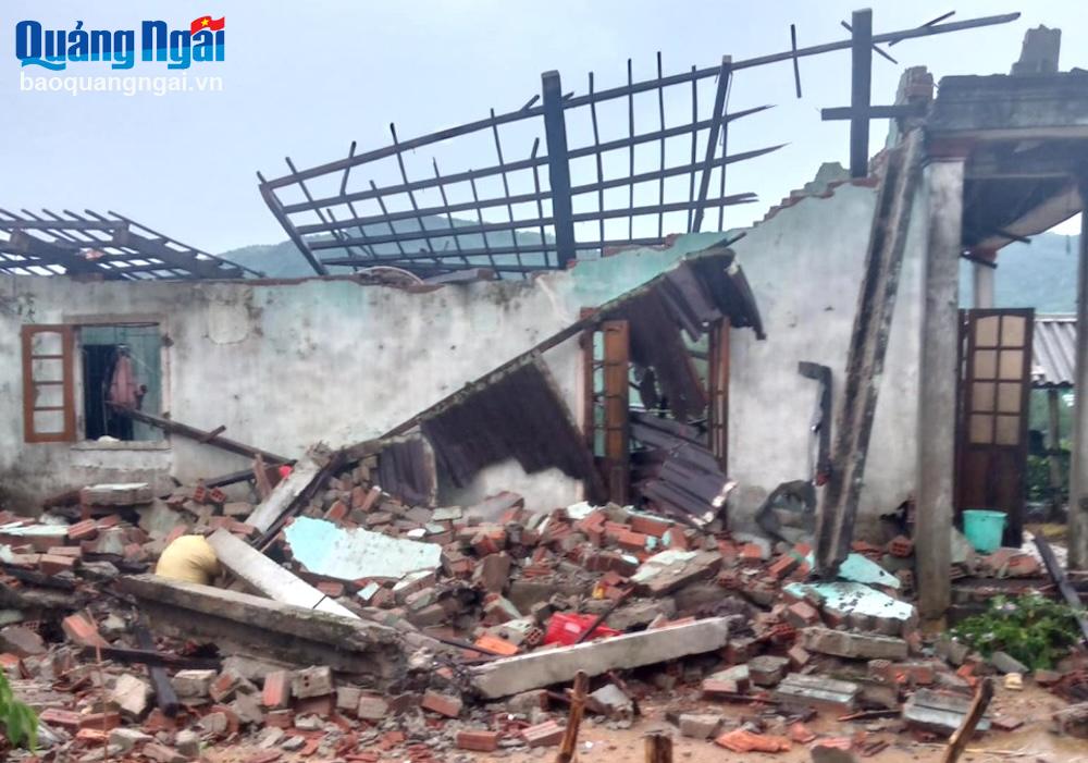 Mưa to, gió lớn gây sập hoàn toàn một ngôi nhà ở Sơn Hà