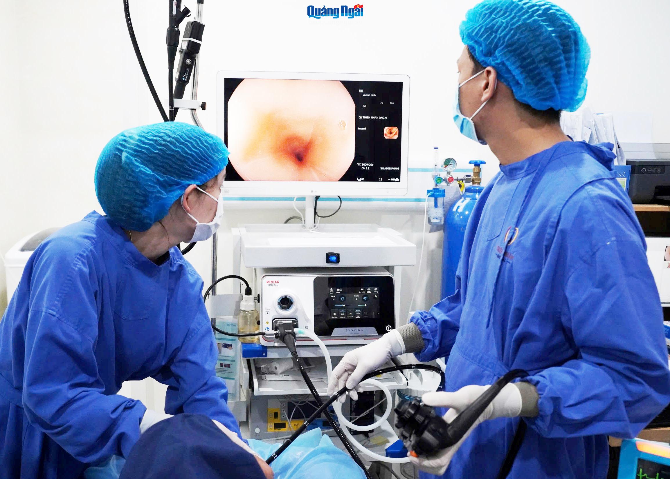 Gắp thành công xương cá dài 4cm cắm trong dạ dày