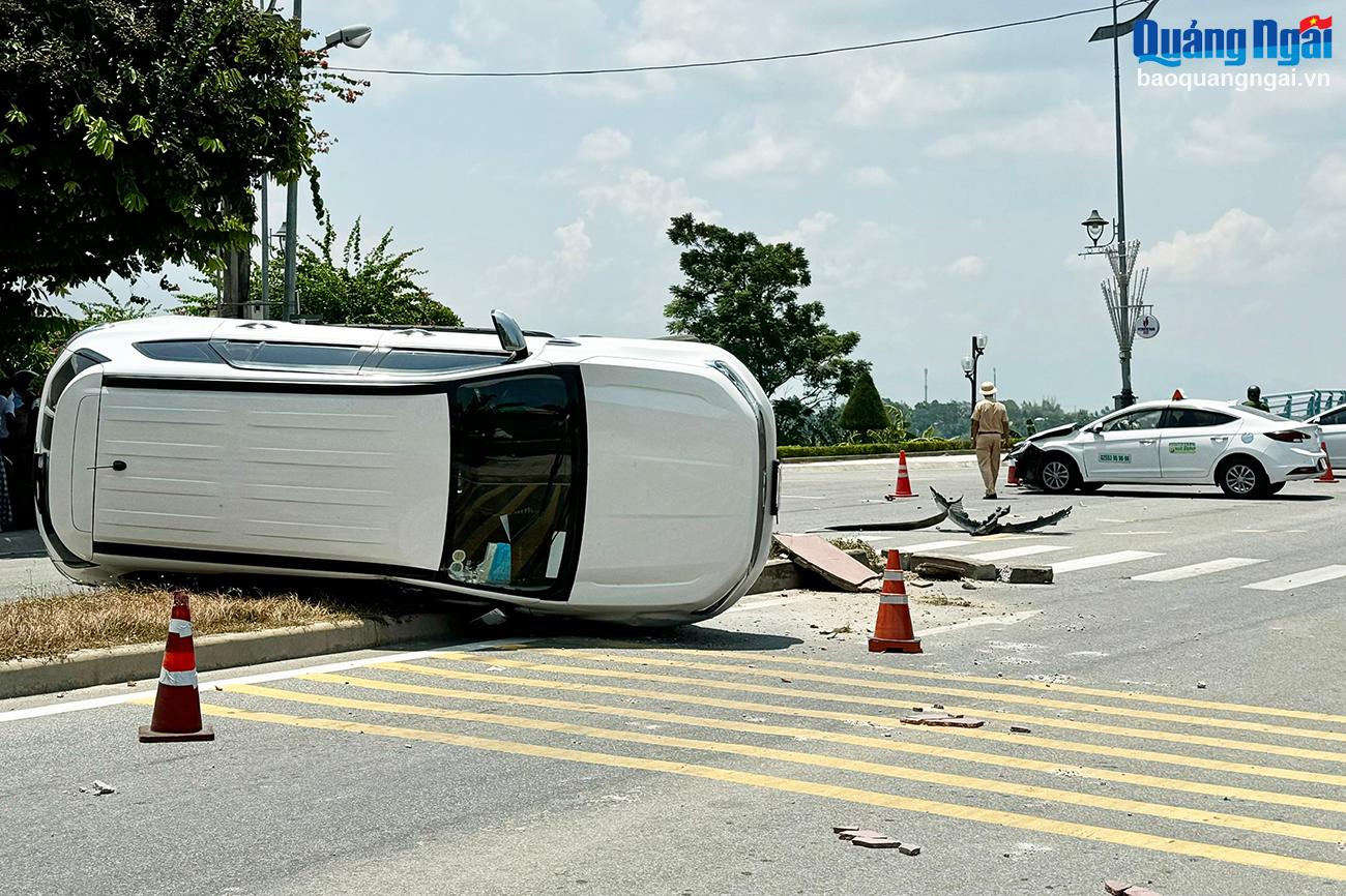 Tai nạn ở đầu cầu Thạch Bích khiến 2 ô tô hư hỏng nặng