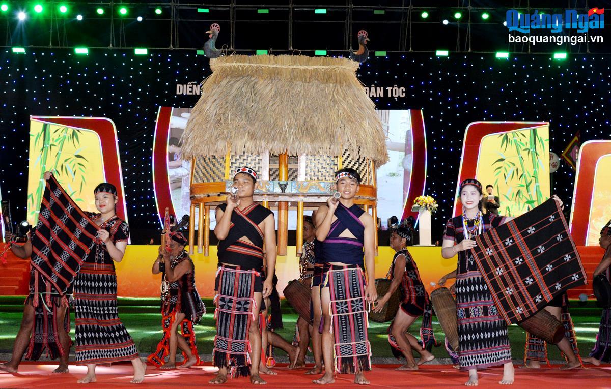 [Photos]. Đa sắc màu văn hóa dân gian