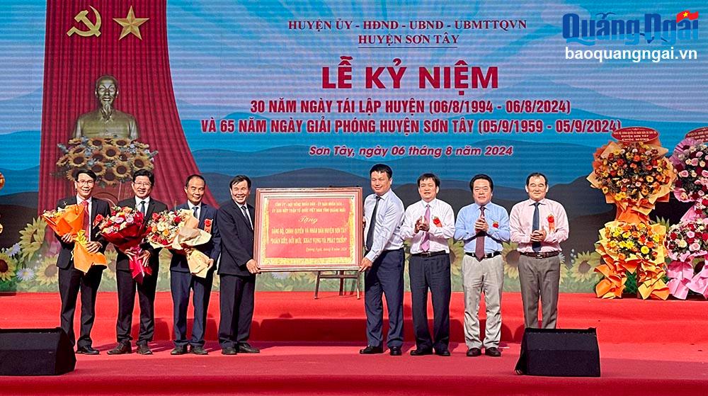 Kỷ niệm 30 năm ngày tái lập huyện Sơn Tây