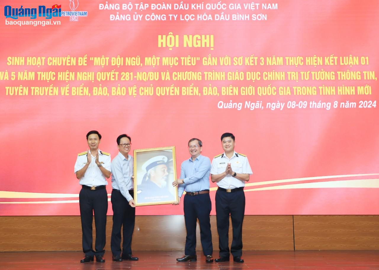 Vùng 3 Hải quân thông tin về biển, đảo tại Công ty CP Lọc hóa dầu Bình Sơn