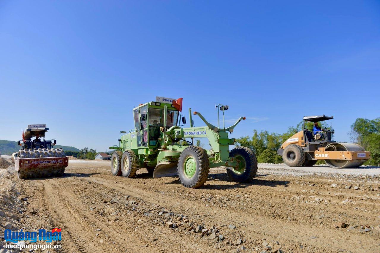 Sôi động công trường cao tốc Quảng Ngãi - Hoài Nhơn