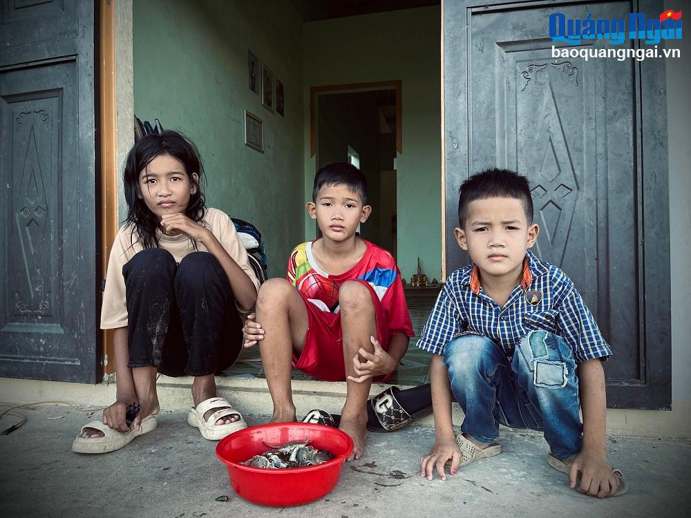 Ba cháu nhỏ mồ côi mẹ cần giúp đỡ