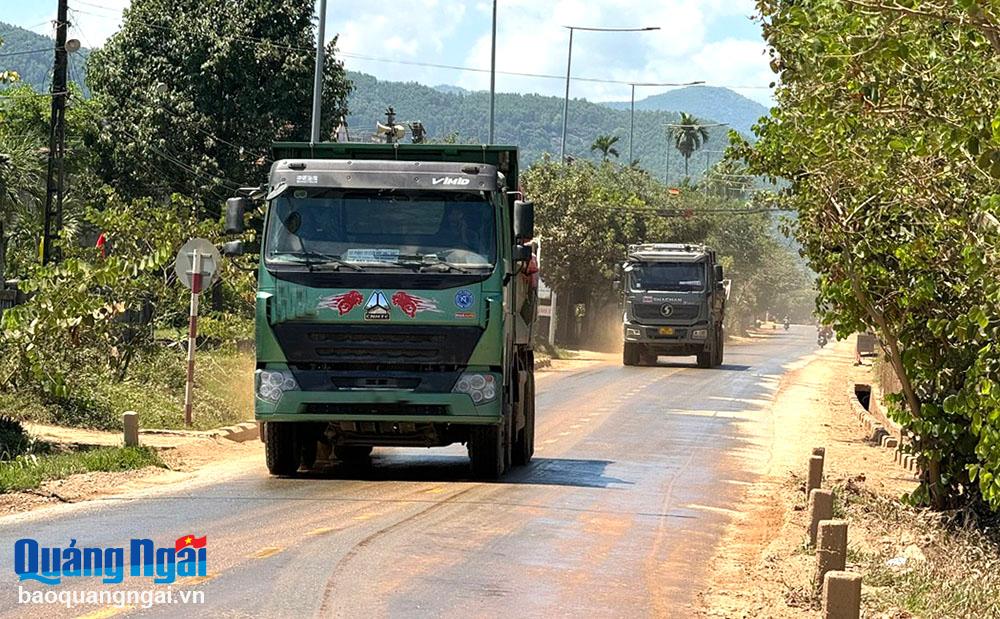 Bất an với xe chở vật liệu xây dựng