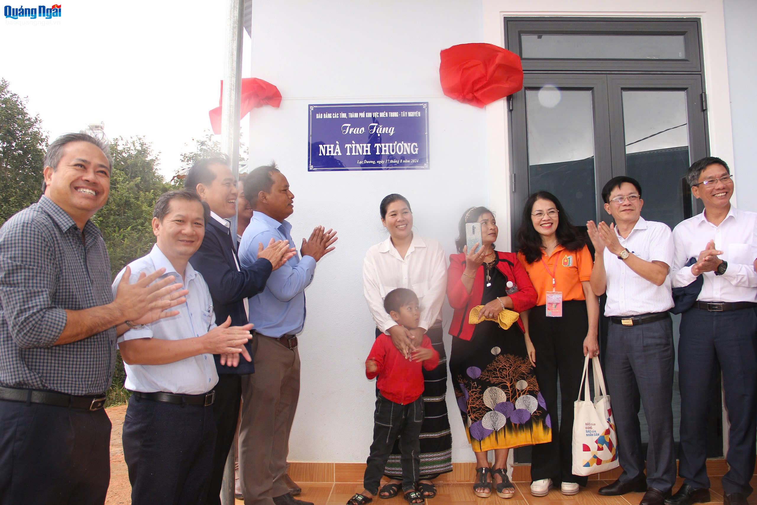 Bàn giao nhà tình thương cho hộ nghèo