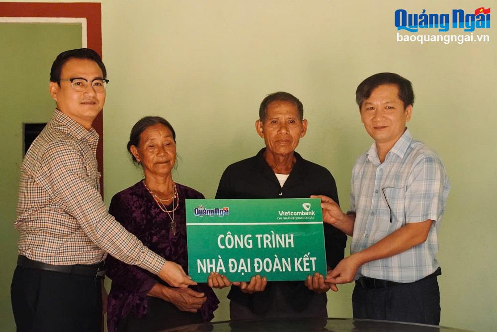 Báo Quảng Ngãi trao nhà đại đoàn kết cho hộ nghèo