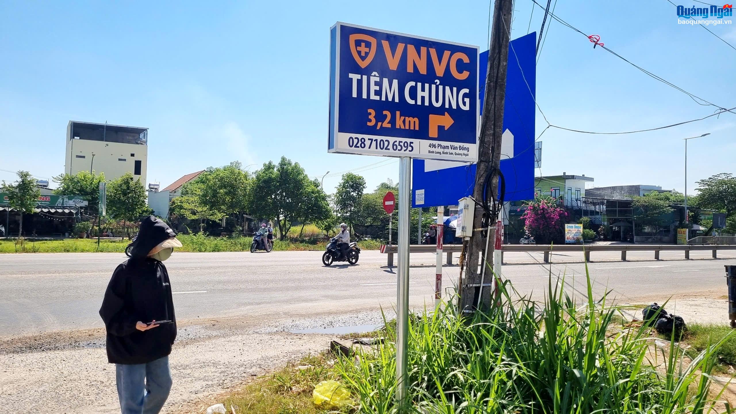 Biển quảng cáo VNVC trái phép xuất hiện ở huyện Bình Sơn