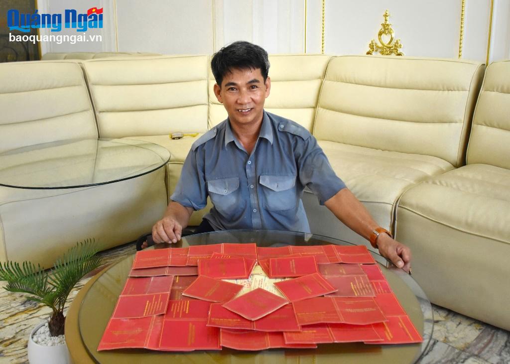 Xếp hình cờ Tổ quốc từ giấy chứng nhận hiến máu