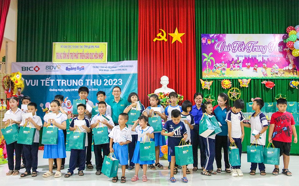 Mang Trung thu yêu thương đến với trẻ khuyết tật