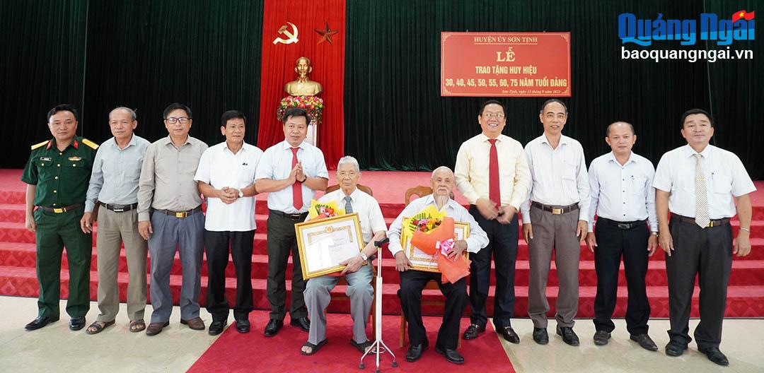 Sơn Tịnh trao Huy hiệu Đảng cho 37 đảng viên