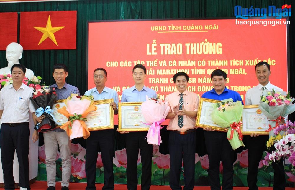 Trao tặng Bằng khen của UBND tỉnh cho các tập thể, cá nhân